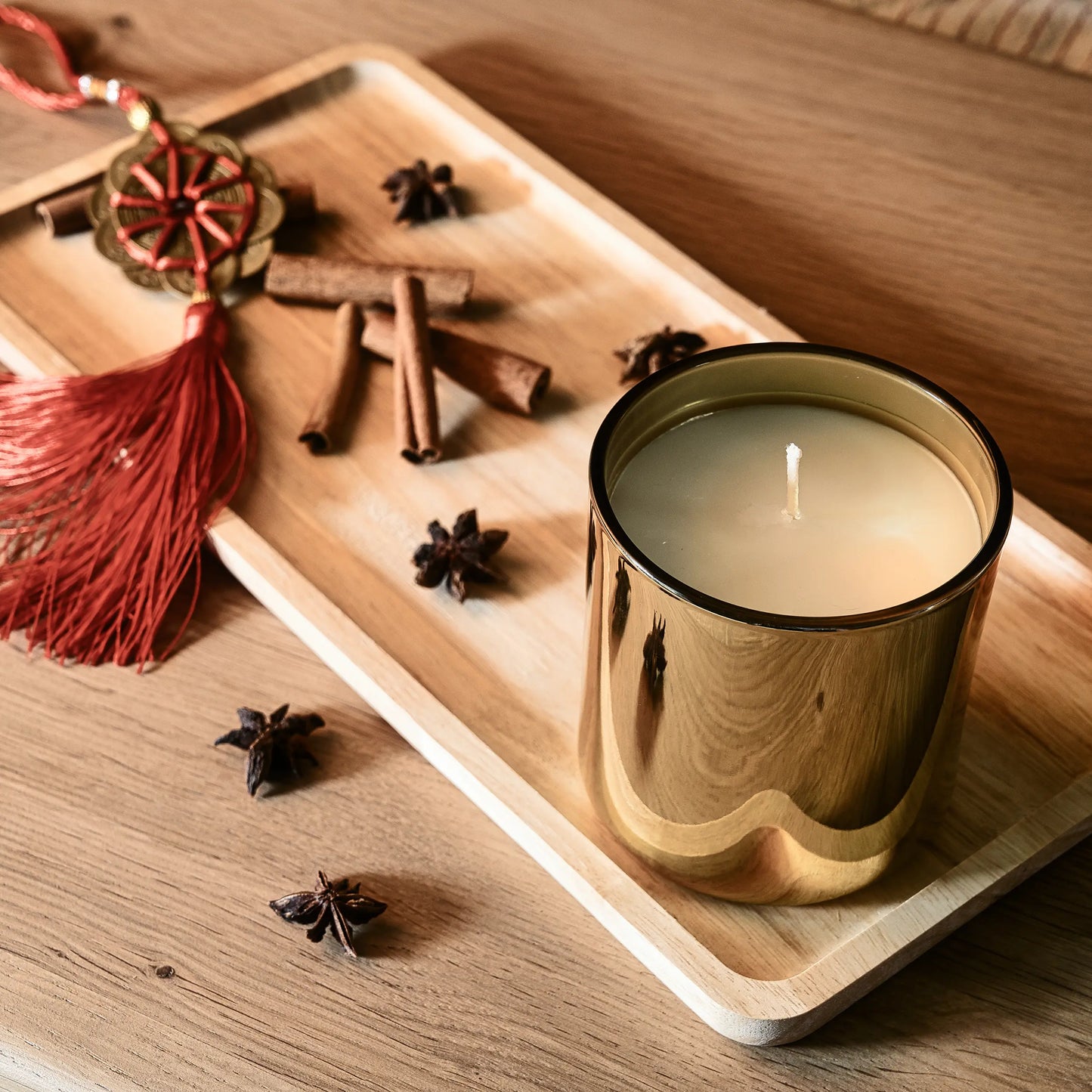 Scented coconut wax (390 ml jar) - Gold
Fragrance - A musky, woody scent with a warm and sensual depth, balanced by fresh, floral, and spicy highlights.