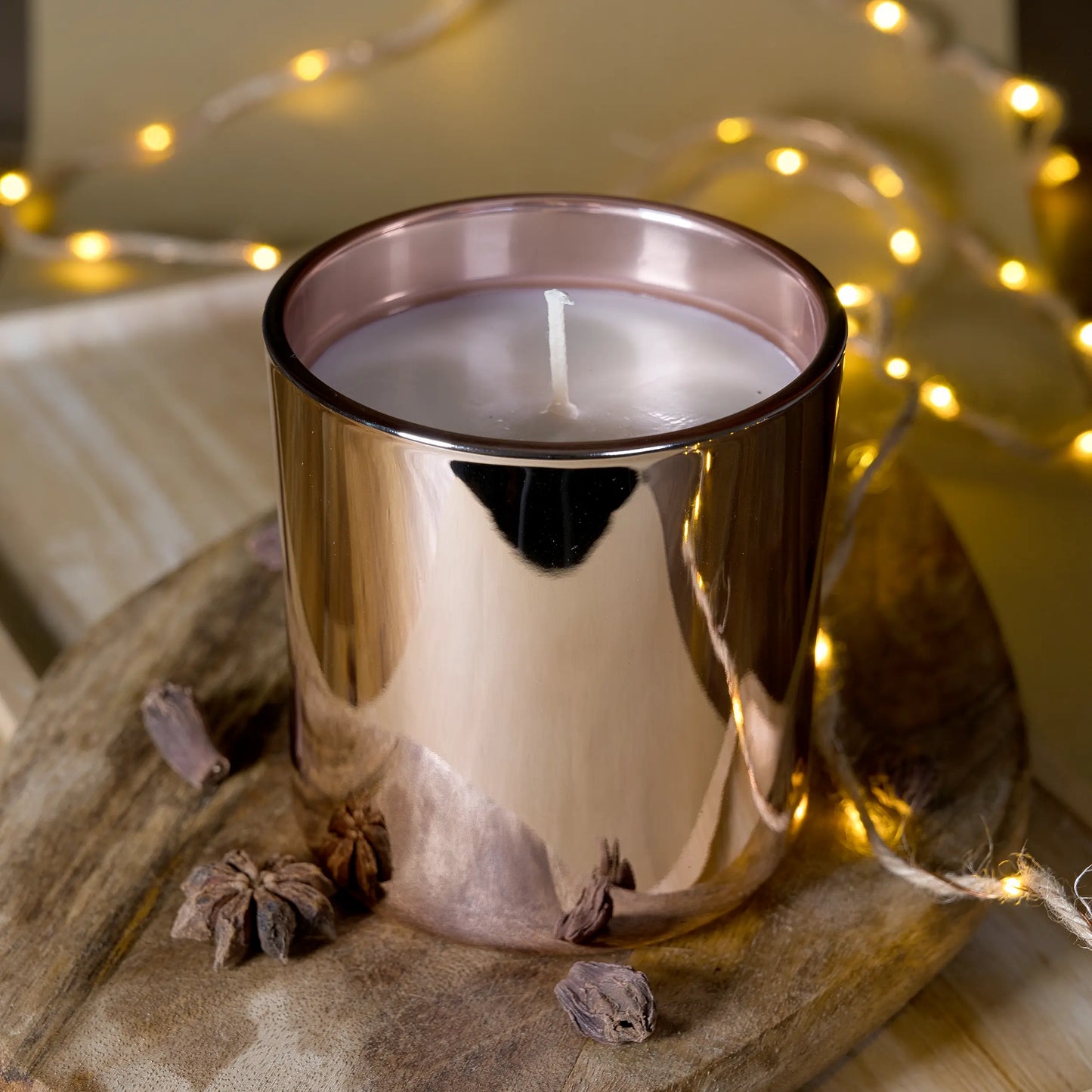 Scented coconut wax (390 ml jar) - Rose Gold
Fragrance - A musky, woody scent with a warm and sensual depth, balanced by fresh, floral, and spicy highlights.