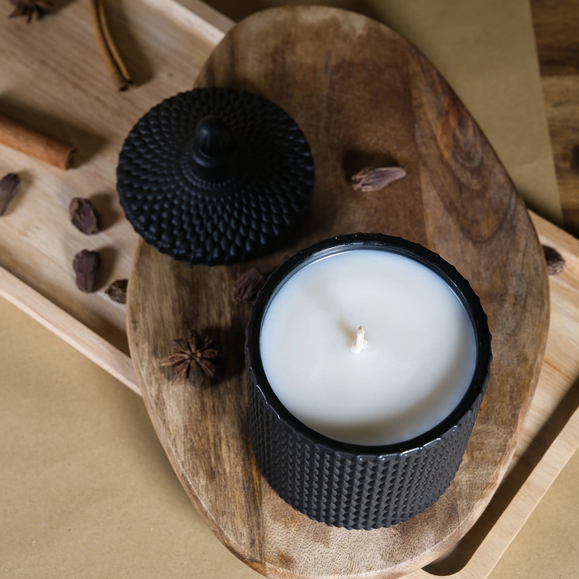 Scented coconut wax (340 ml jar) - Black
Fragrance - Eternal Roses