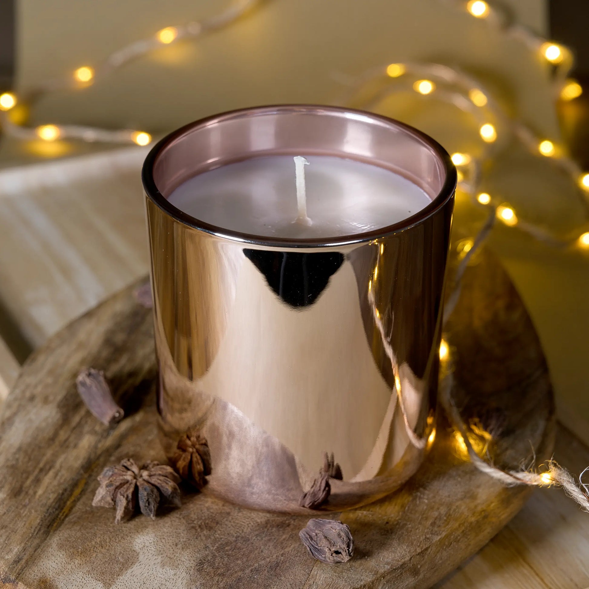 Scented coconut wax (390 ml jar) - Rose Gold

Fragrance - A musky, woody scent with a warm and sensual depth, balanced by fresh, floral, and spicy highlights.