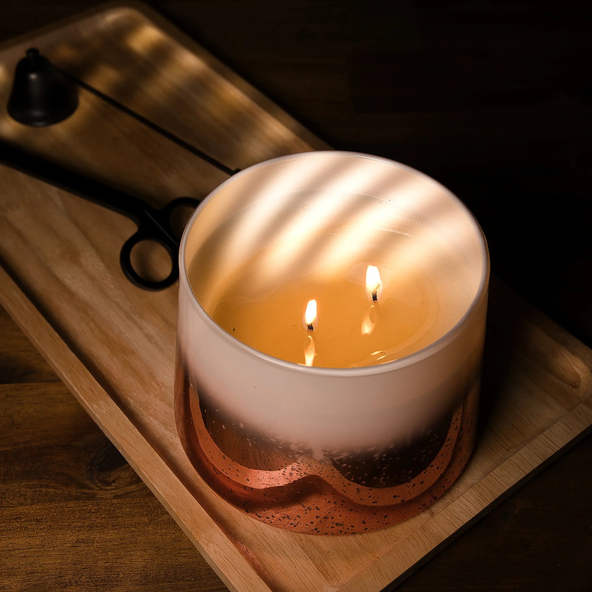 Scented coconut wax Xmas (600 ml jar) - Bronze/White
Fragrance - Patchouli and Roses