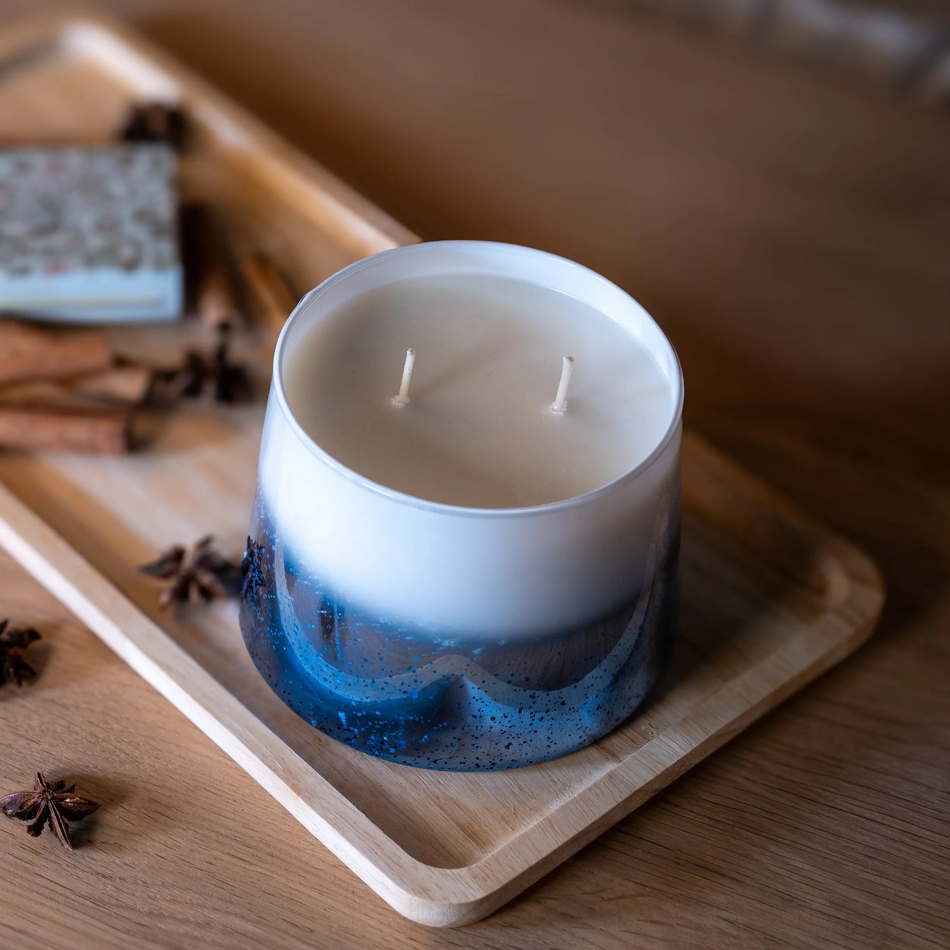 Scented coconut wax Xmas (600 ml jar) - White/Blue
Fragrance - Patchouli and Roses