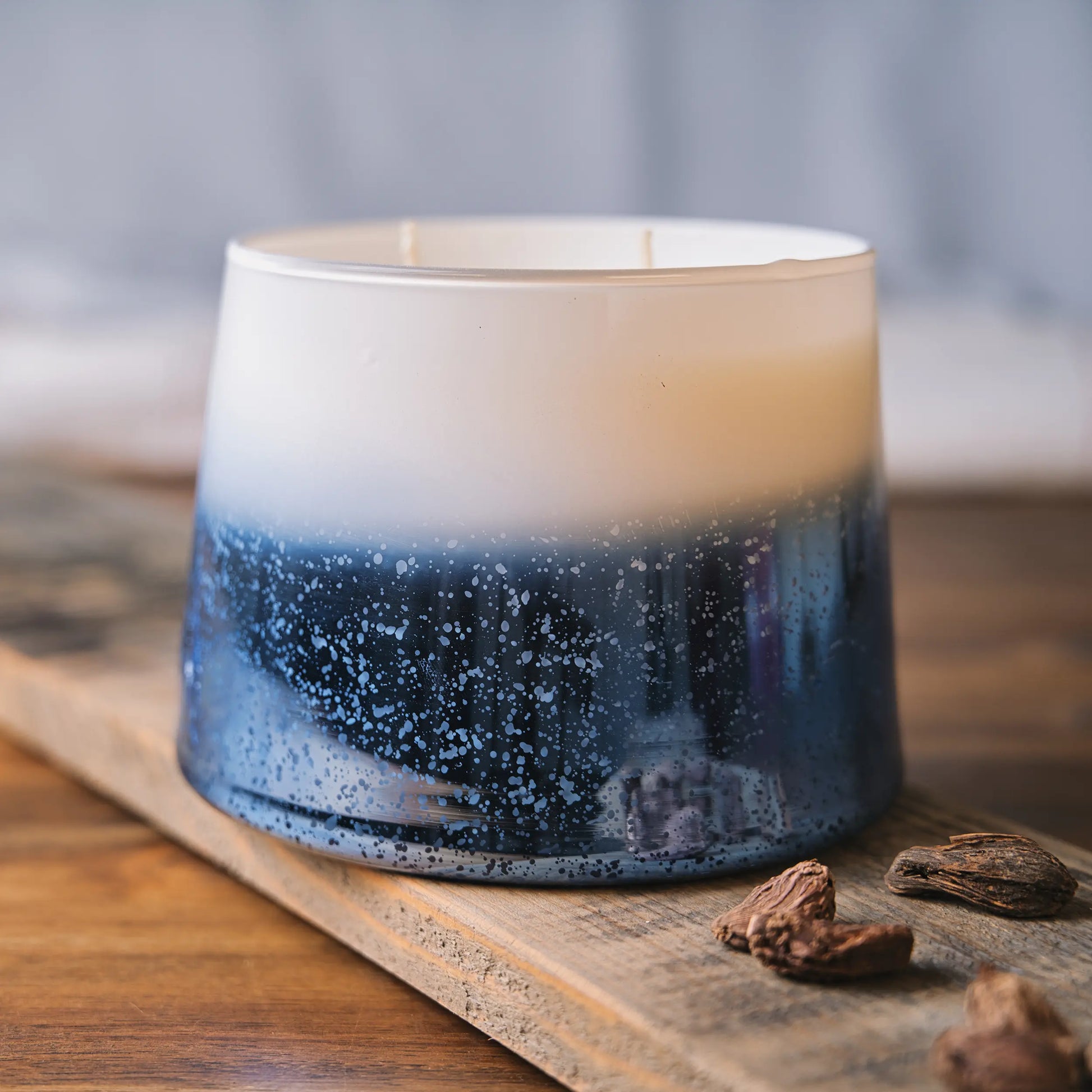 Scented coconut wax Xmas (600 ml jar) - White/Blue
Fragrance - Patchouli and Roses