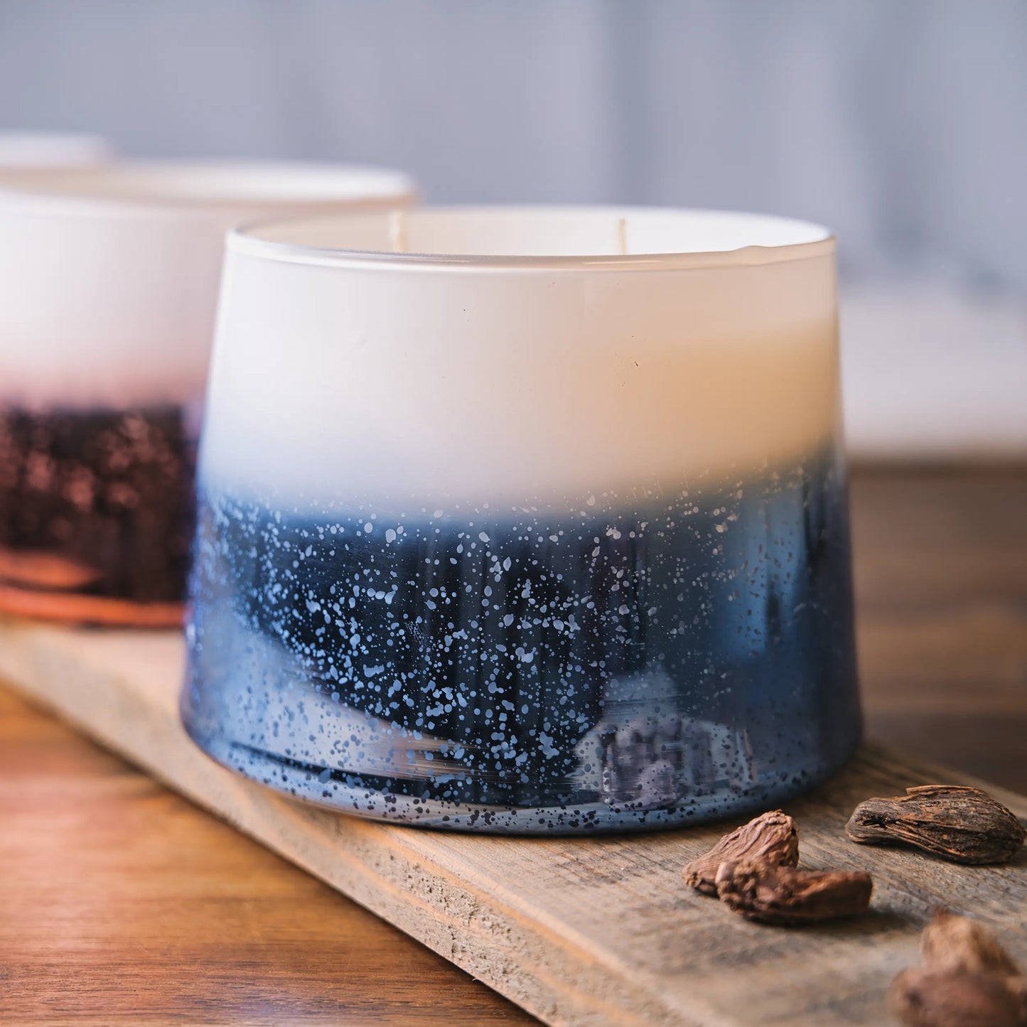 Scented coconut wax Xmas (600 ml jar) - White/Blue
Fragrance - Patchouli and Roses