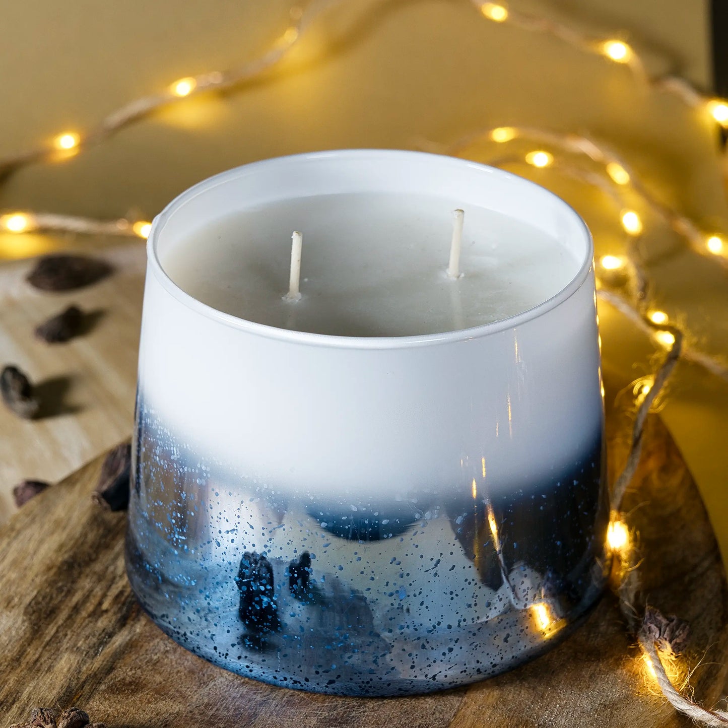 Scented coconut wax Xmas (600 ml jar) - White/Blue
Fragrance - Patchouli and Roses