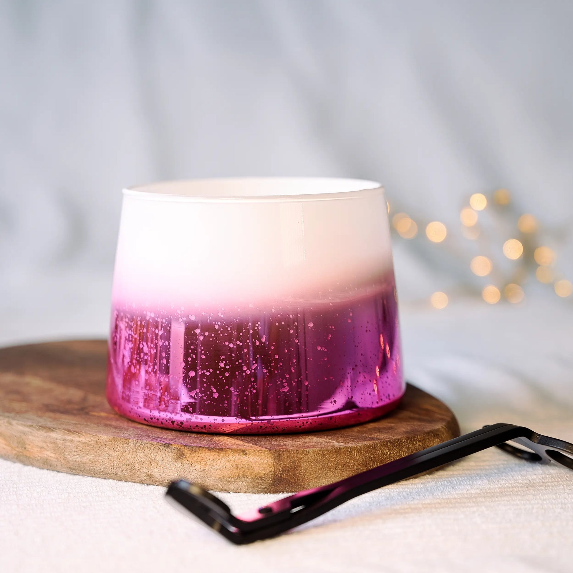 Scented coconut wax Xmas (600 ml jar) - White/Pink
Fragrance - Patchouli and Roses